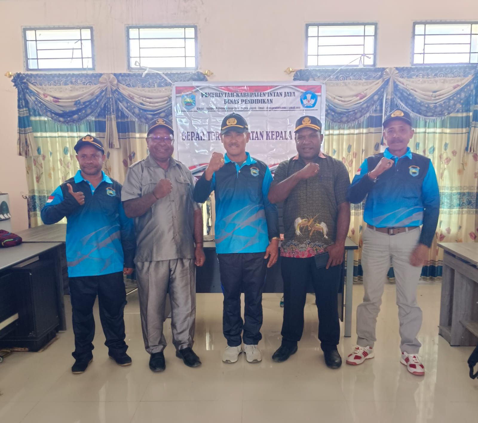 Kepala Dinas Pendidikan dan Pengajaran Kabupaten Intan Jaya, Ertinus Kalabetme (batik hijau). (CEPOSONLINE.COM/ISTIMEWA).
