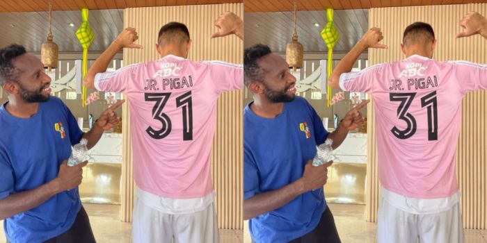 Dua eks Persipura, John Pigai (kiri) dan Enzo Celestine (kanan) reuni di Bali.