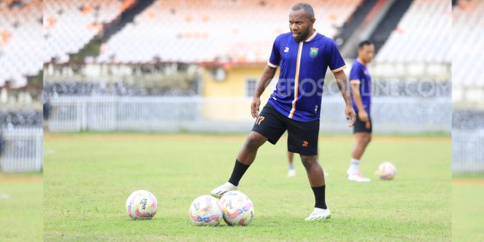 Tampak Feri Pahabol saat memperkuat Persibo Bojonegoro pada babak playoff degradasi Liga 2 kontra Persewar Waropen di Stadion Mandala Jayapura.