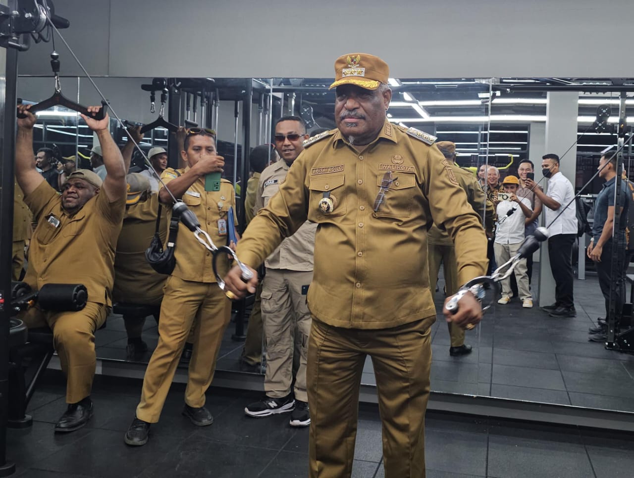 Wali Kota Jayapura, Abisai Rollo saat mencoba salah satu alat fitnes usai Grand Opening Caffe Kitong di Jayapura, Selasa (8/4). (CEPOSONLINE.COM/HANS PALEN)