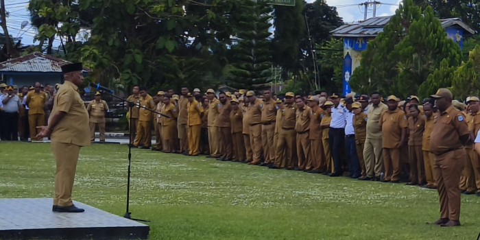 Bupati Biak Numfor, Markus Mansnembra, saat memimpin apel pagi di lingkungan Pemkab Biak Numfor.