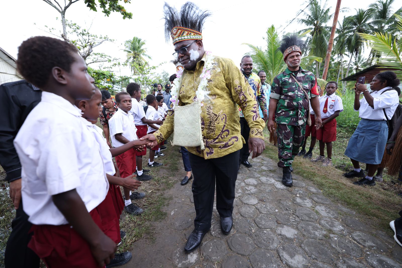 Gubernur Papua Tengah Meki Nawipa saat bersalaman dengan pelajar SD YPPK Kokonau di area Sekolah Kokonau, Mimika Barat, Kamis, (10/4/2025).(CEPOSONLINE.COM/TIM MEDIA GUBERNUR)