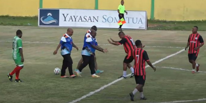 Gubernur Papua Tengah, Meki Nawipa, berselebrasi bersama Legenda Persipura, Eduard Ivakdalam, pada exhibition match pembukaan Liga 4 Papua Tengah, di Mimika.