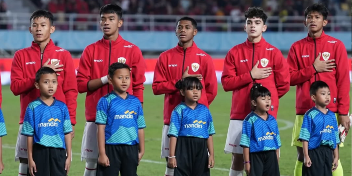 Sosok Alberto Hengga (tengah), pesepak bola berdarah Papua - Bojonegoro yang ikut bawa Timnas U-17 lolos ke Piala Dunia.