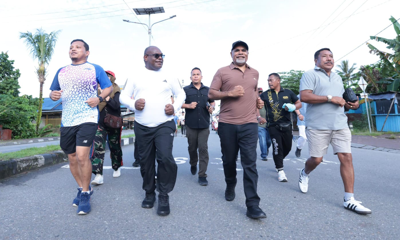 Gubernur Papua Tengah Meki Nawipa bersama Wakil Gubernur Deinas Geley saat mengikuti Car Free Day di Timika. (CEPOSONLINE.COM/HUMAS PEMPROV)