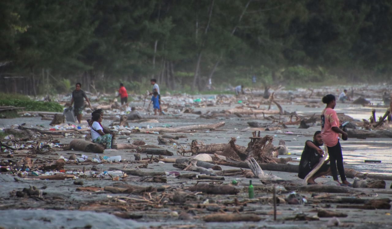Kondisi Pantai Holtekam dipenuhi dengan sampah dan kayu hanyut yang berserakan saat difoto, Sabtu (12/4/2025)