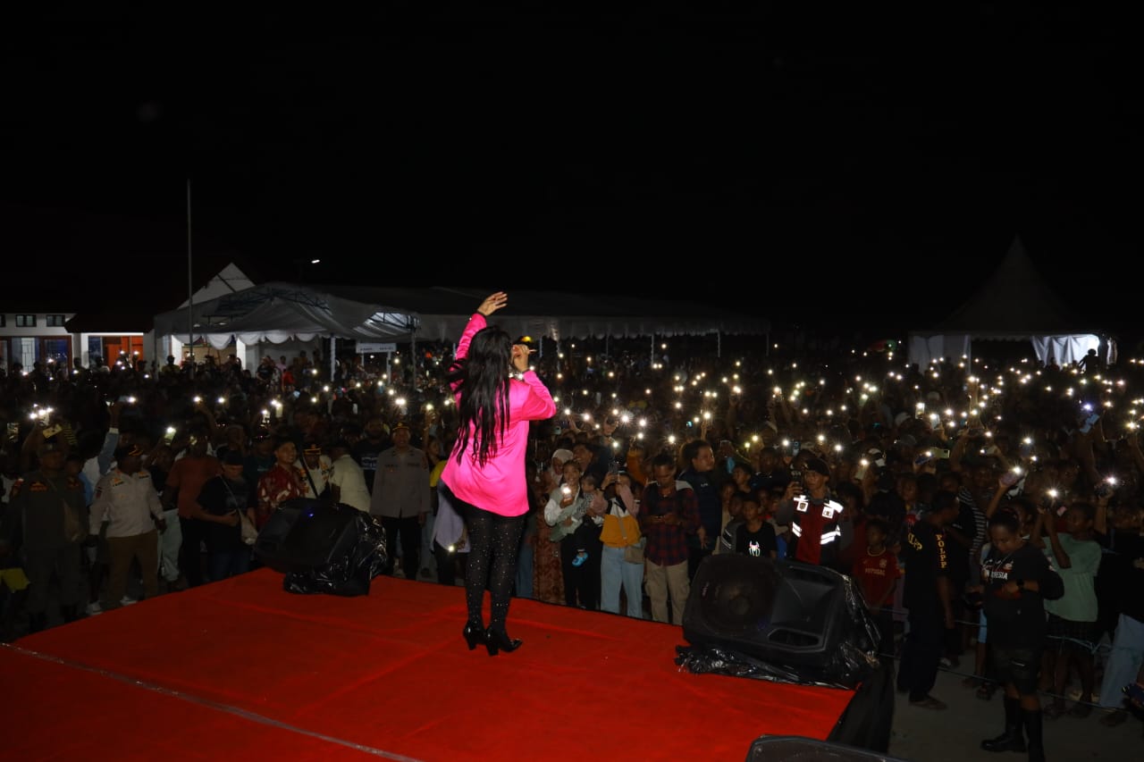 Penyanyi Mitha Talahatu ketika perform di depan masyarakat Sarmi yang memadati pelabuhan Sarmi Sabtu (12/4/2025). (Humas dan protokoler)