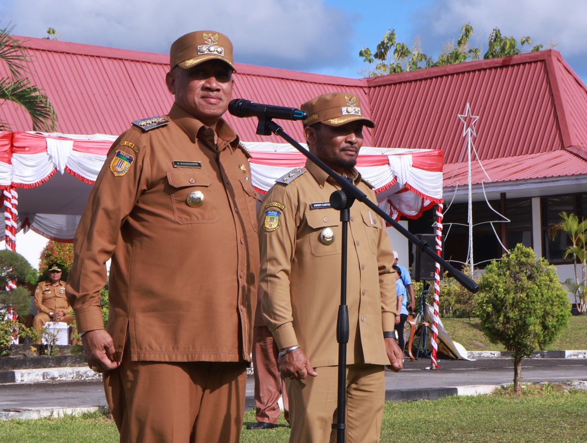 Bupati Biak Numfor, Markus Mansnembra (kiri) dan Wakil Bupati Biak Numfor, Jimmy Kapisa (kanan).