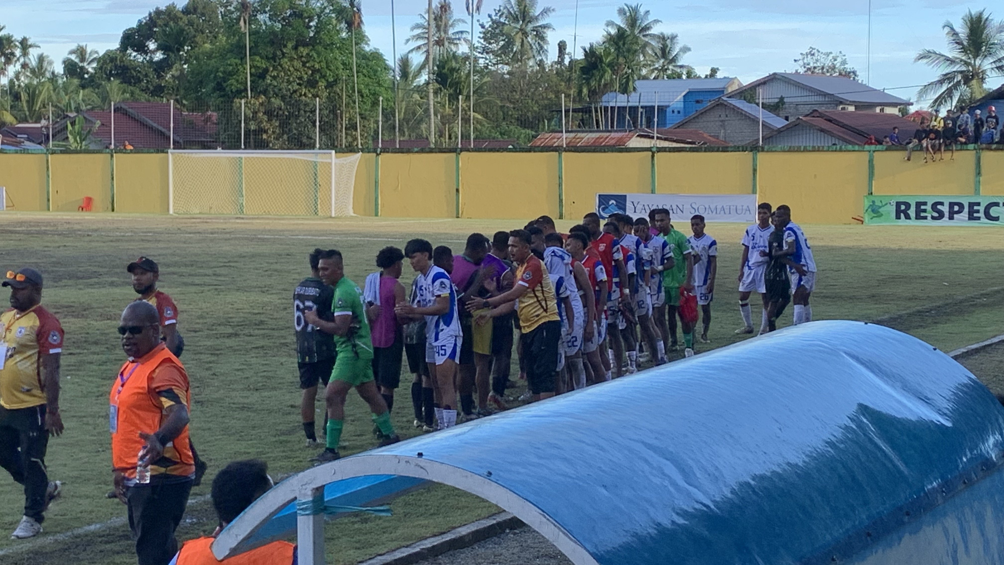 Pemain Persido (Jersey Hijau Hitam) tengah bersalaman dengan pemain Persemi (Jersey Putih Biru) pertandingan babak kedua. ( Cenderawasih Pos/Moh. Wahyu Welerubun).