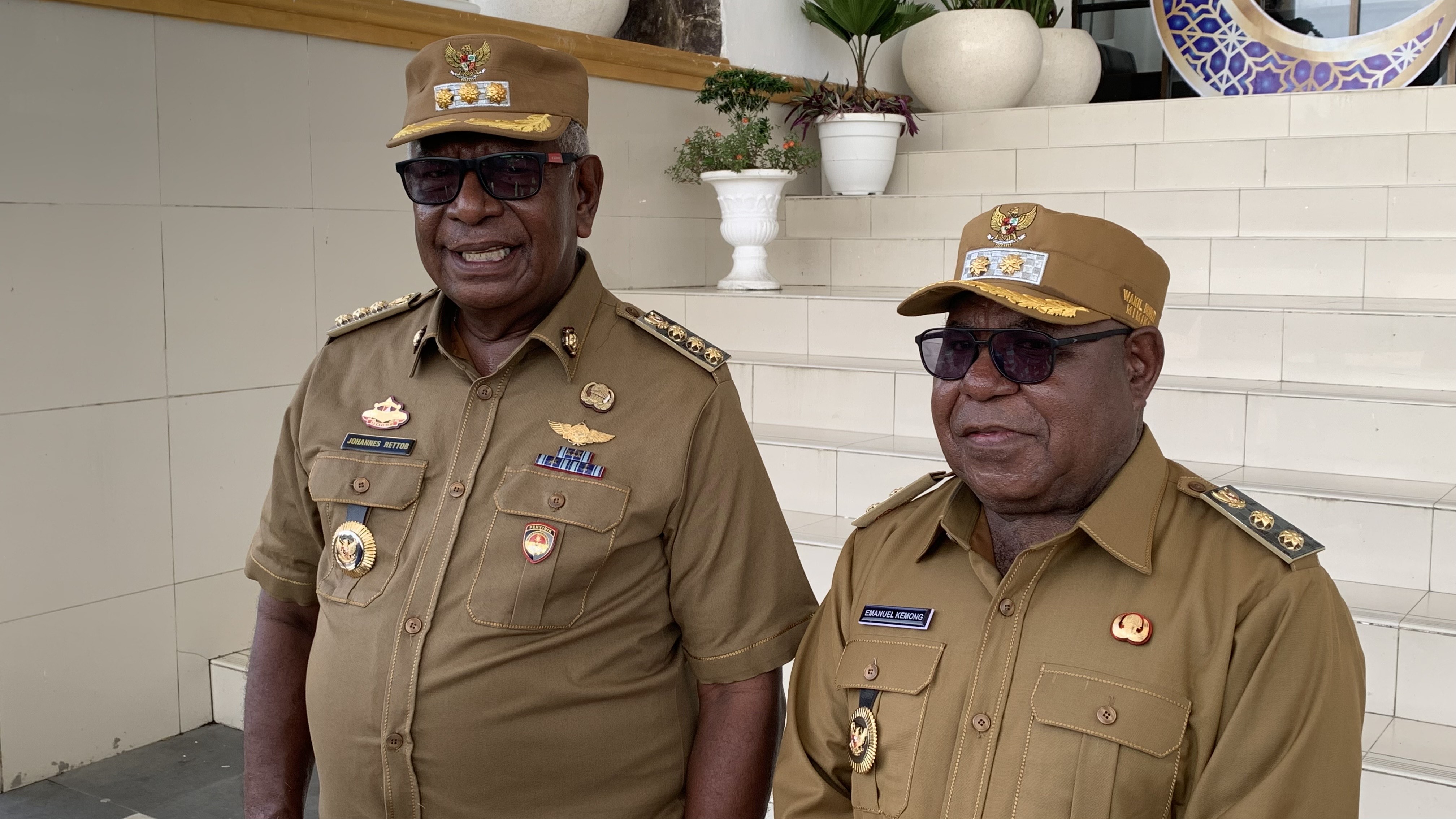 Bupati Mimika Johannes Rettob (kiri) dan Wakil Bupati Mimika, Emanuel Kemong (kanan) di Kantor Pusat Pemeritahan Mimika, Senin 14 April 2025.