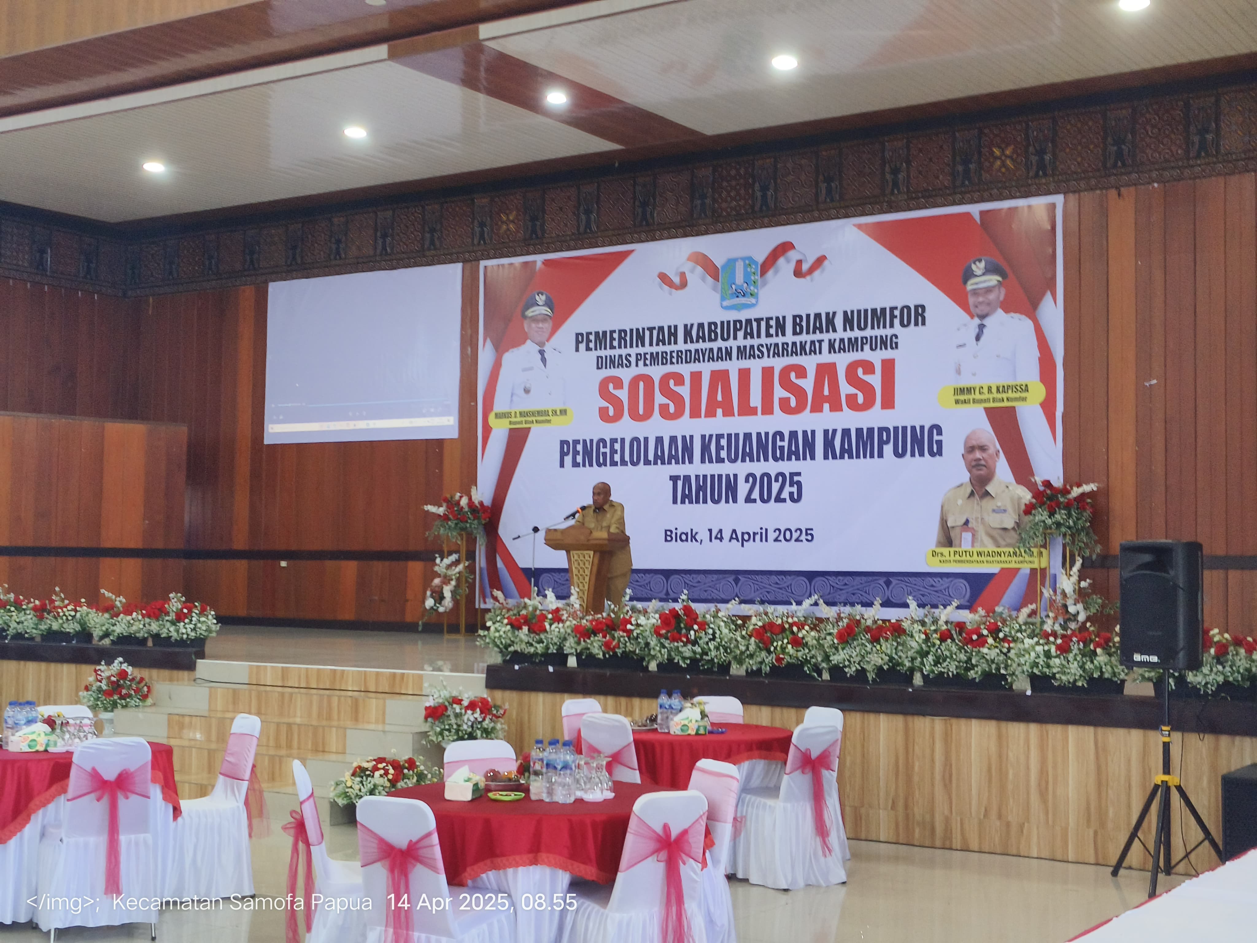 Bupati Biak Numfor Markus Oktovianus Mansnembra saat memberikan arahan pada kegiatan Pengeloaan Keuangan Kampung Tahun 2025 di Gedung Tongkonan Biak, Senin (14/4).