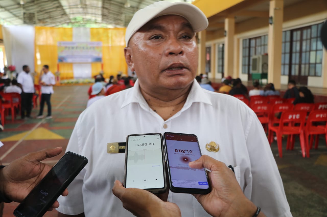 Kepala Dinas Tenaga Kerja Kota Jayapura, Rory Huwae. (CEPOSONLINE.COM/HANS PALEN).