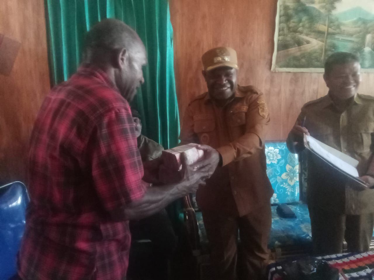 Wakil Bupati Intan Jaya saat menyerahkan Bantuan. (CEPOSONLINE.COM/PEMKAB INTAN JAYA FOR CEPOS)