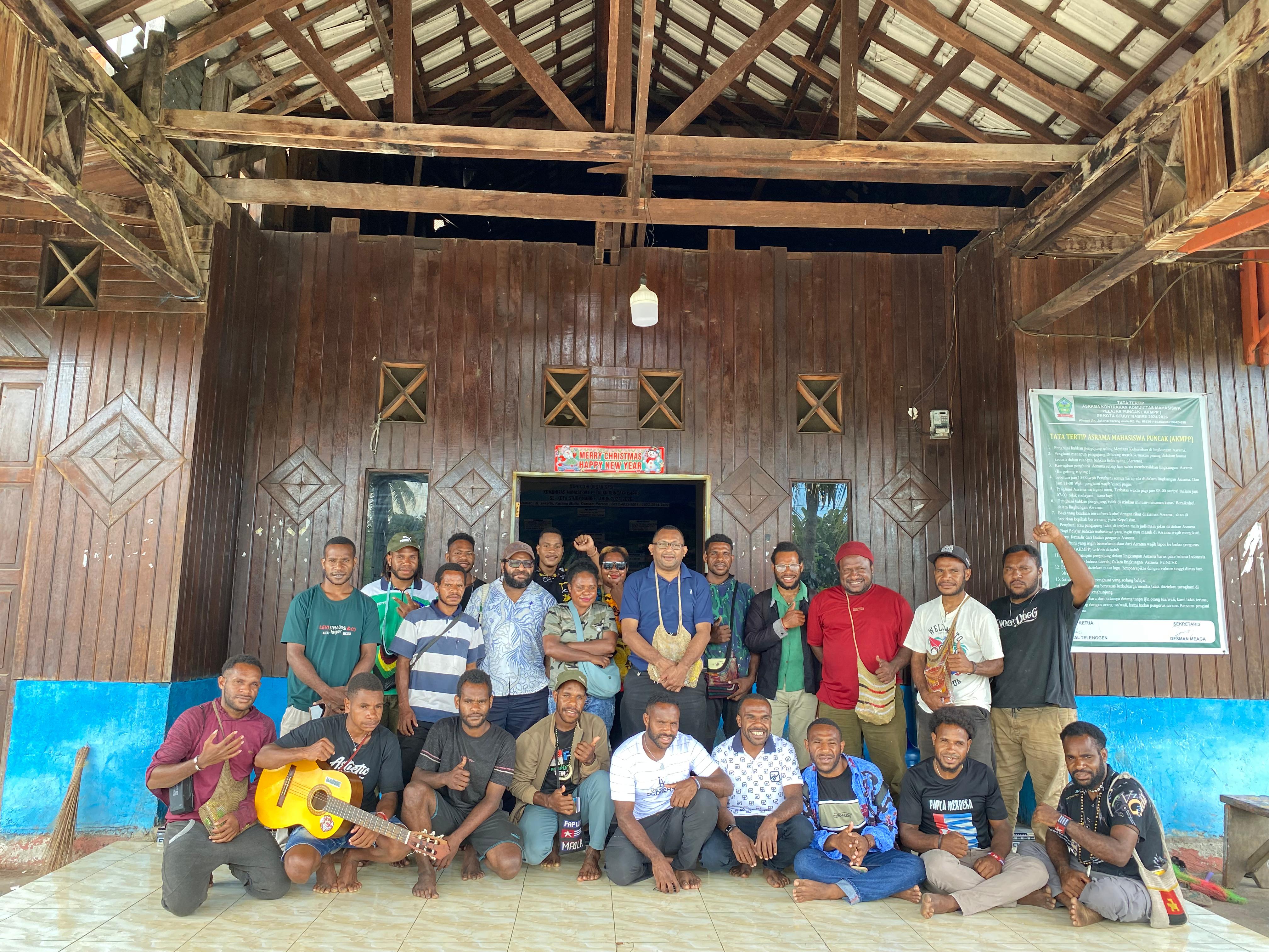 Motivator Kaka Jose Ohei usai memberikan materi foto bersama dengan mahasiswa Puncak di Nabire. (CEPOSONLINE.COM/THERESIA F. TEKEGE)