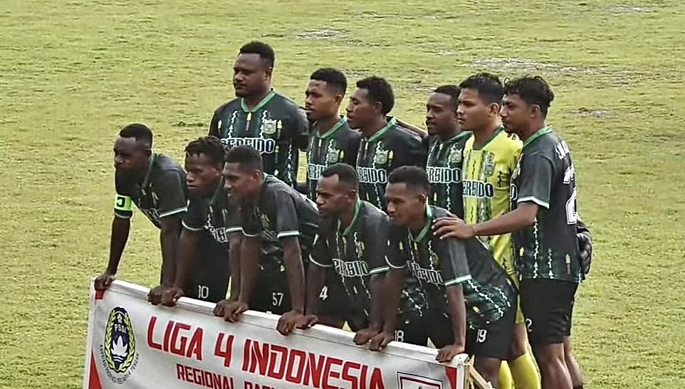 Pemain Persido Dogiyai sedang berfoto bersama sesaat sebelum pertandingan dimulai. (Foto: Tangkapan layar siaran langsung Persipuja vs Persido Dogiyai).