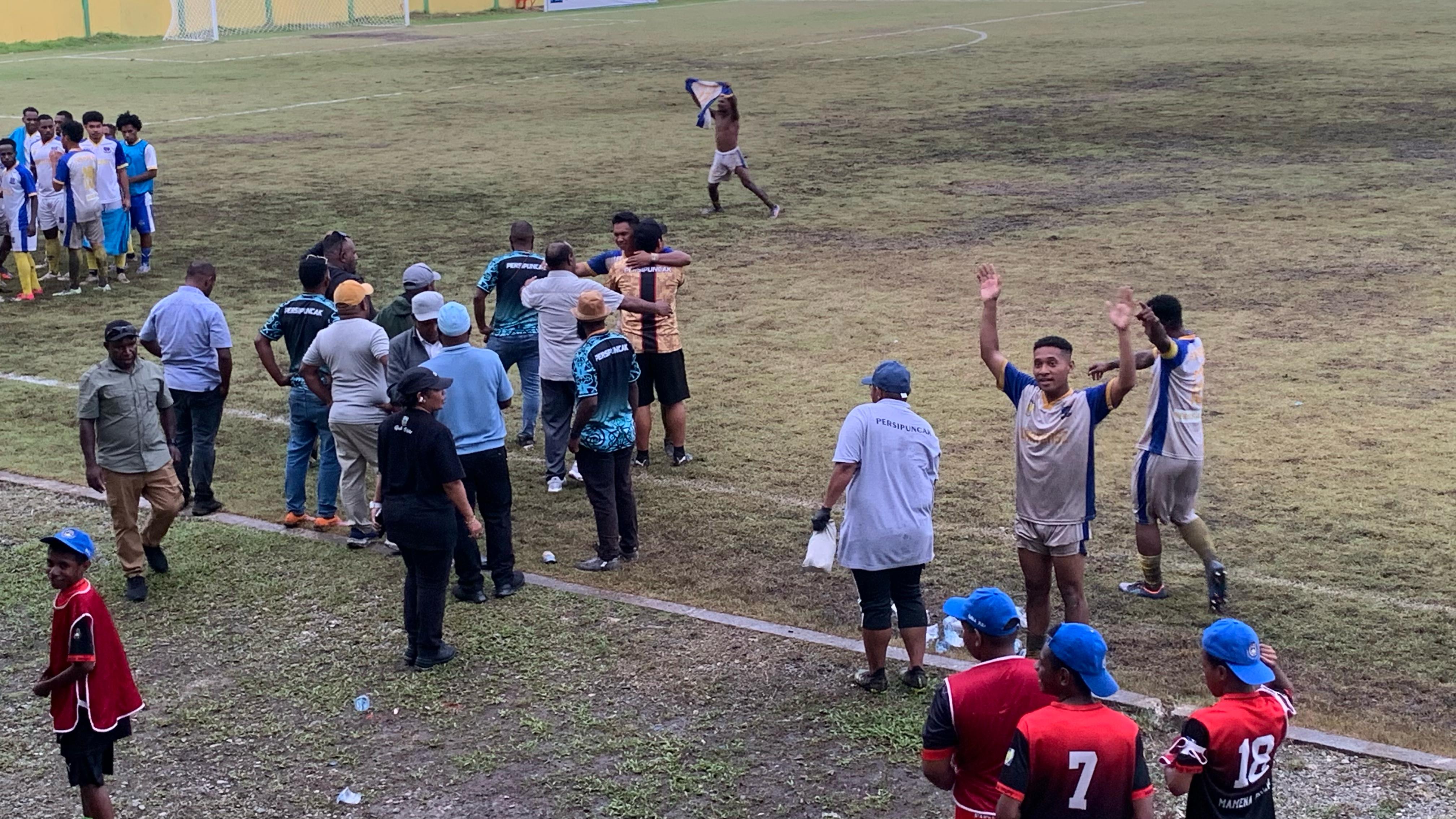 Para pemain berselebrasi di pinggir lapangan merayakan kemenangan bersama para pendukung yang berada di tribun. (Cenderawasih Pos/Moh. Wahyu Welerubun).