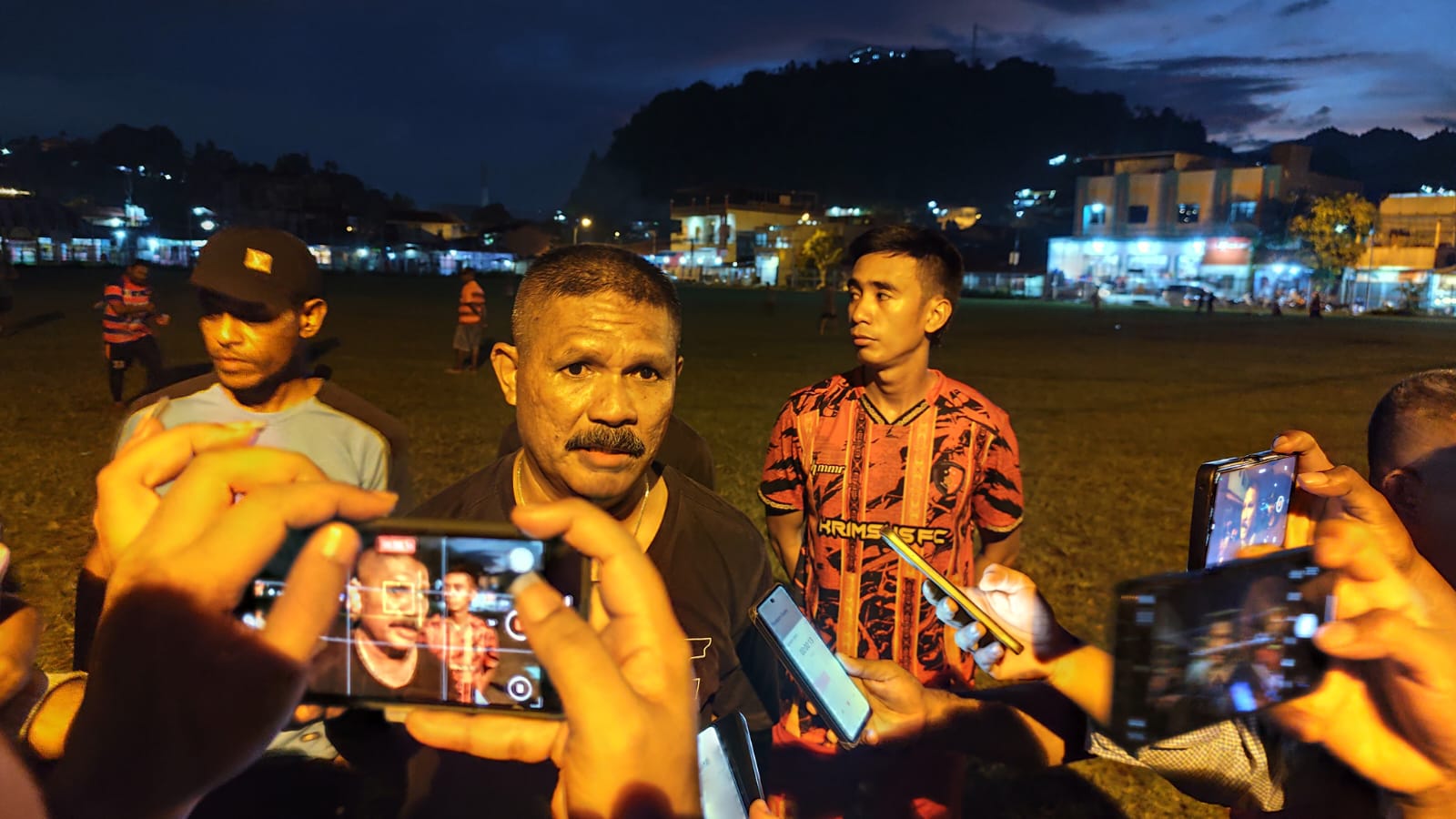 Pelatih Persewar Eduard Ivakdalam memberikan keterangan kepada pers di lapangan Tunas Muda Hamadi Sabtu (19/4/2025).Weny firmansyah/ceposonline.com