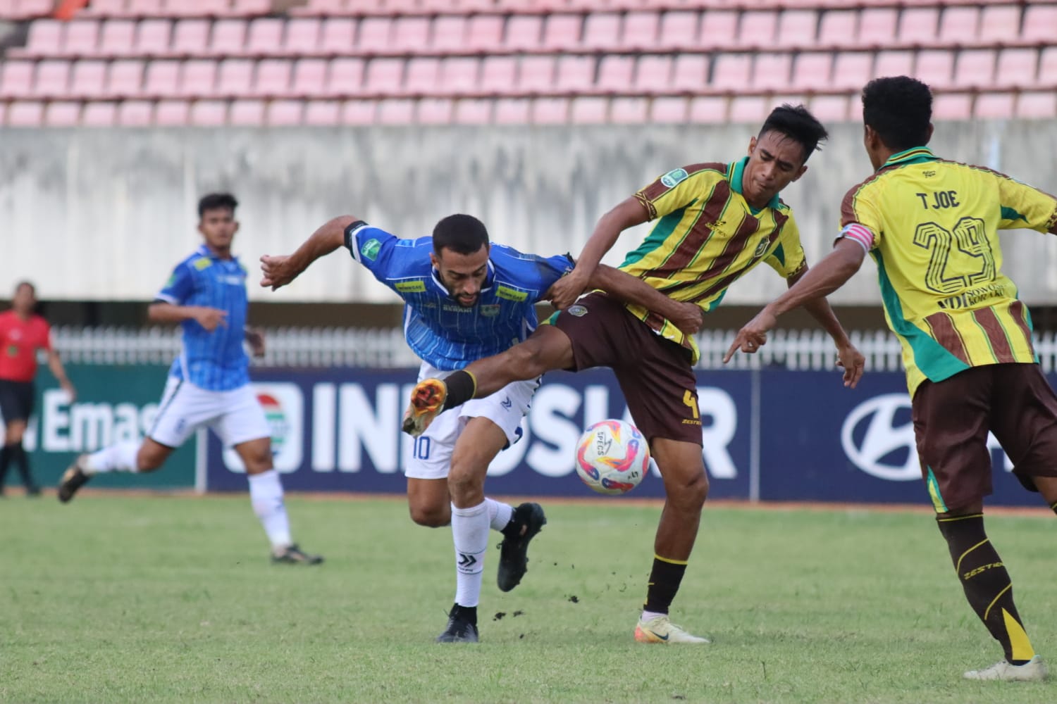 Dua palang pintu Persewar Fardiansyah dan Yohanes Tjoe menjaga pergerakan pemain  Persibo Bojonegoro Enzo Celistine di Stadion Mandala (25/2/2025). (weny firmansyah/ceposonline.com)