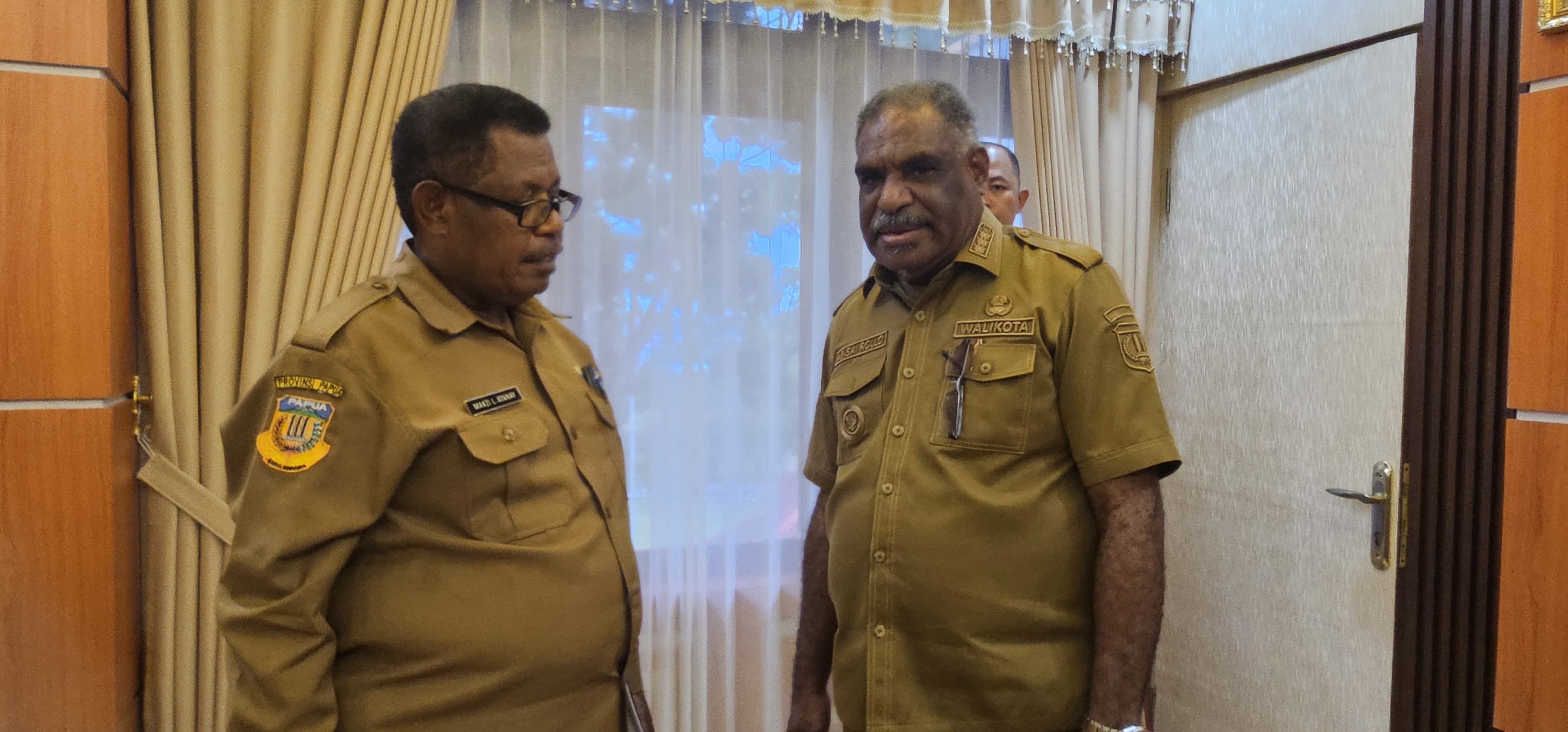 Wali Kota Jayapura, Abisai Rollo saat berbincang dengan Kepala Dinas Pemberdayaan dan Masyarakat Kampung, Makzi Atanai. (CEPOSONLINE.COM/HANS PALEN).