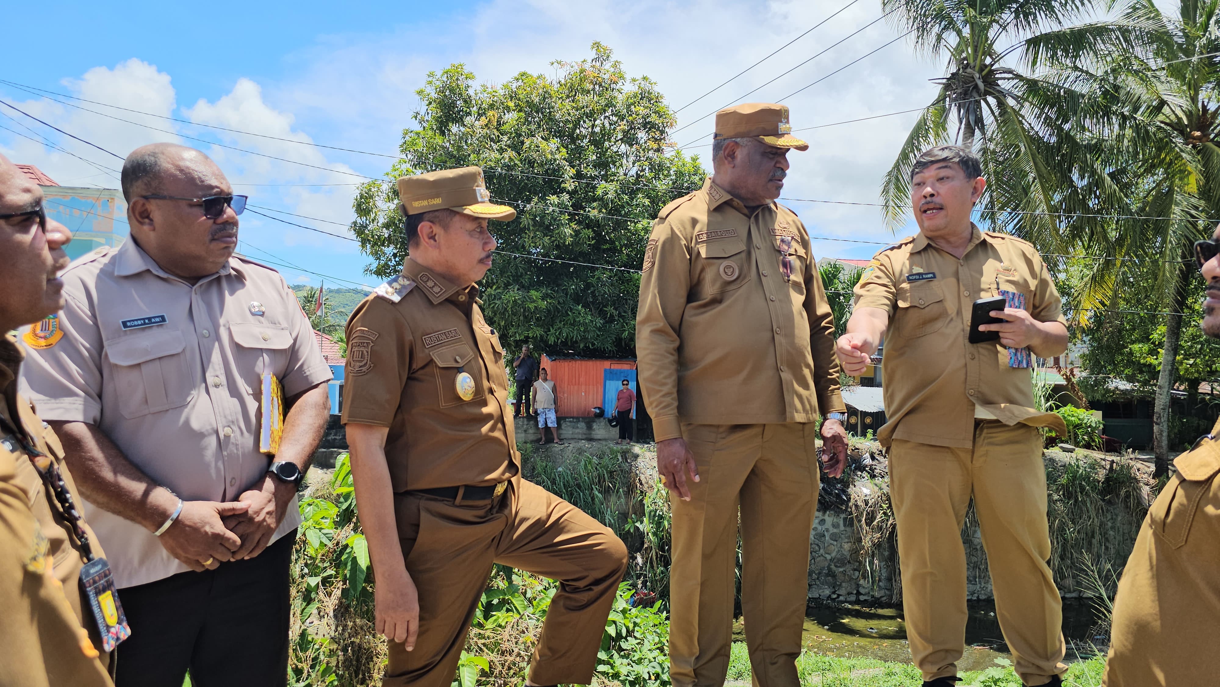 Kepala Dinas PU Kota Jayapura, Nofdy Rampi bersama Wali Kota Jayapura, Abisai Rollo dan Wakil Wali Kota, Rustan Saru disela-sela peninjaun relokasi sungai samping Pasar Otonom belum lama ini.
