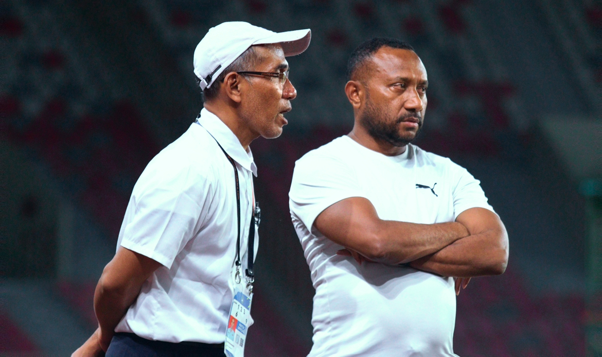 Presiden PSBS Biak, Yan Mandenas (kiri) saat memantau latihan PSBS Biak di Stadion Lukas Enembe Sentani, Jayapura, Papua, Jumat, 25 April 2025.