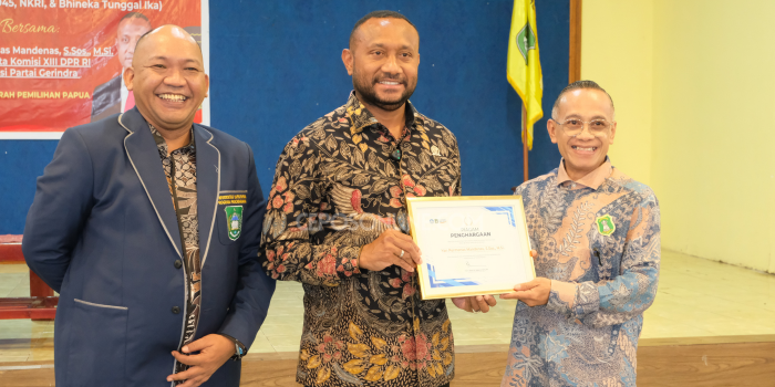 Rektor Uniyap Papua, Didik S.S Mabui, memberikan Piagam Penghargaan kepada Yan Mandenas atas dedikasi, pengabdian, dan kepeduliannya terhadap kemajuan pendidikan di Tanah Papua.