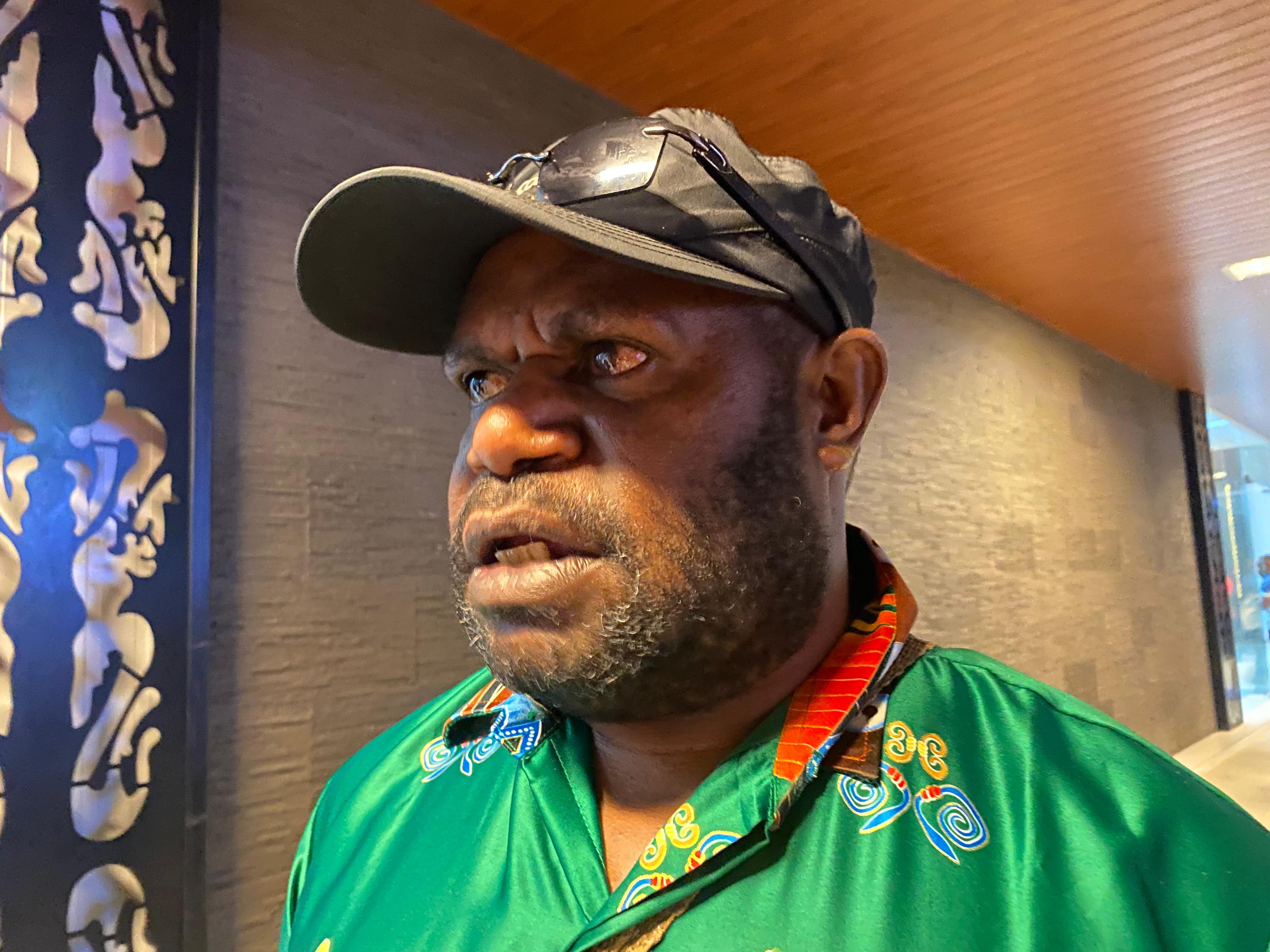 Bupati Dogiyai, Yudas Tebai saat diwawancarai. (CEPOSONLINE.COM/THERESIA F. TEKEGE)