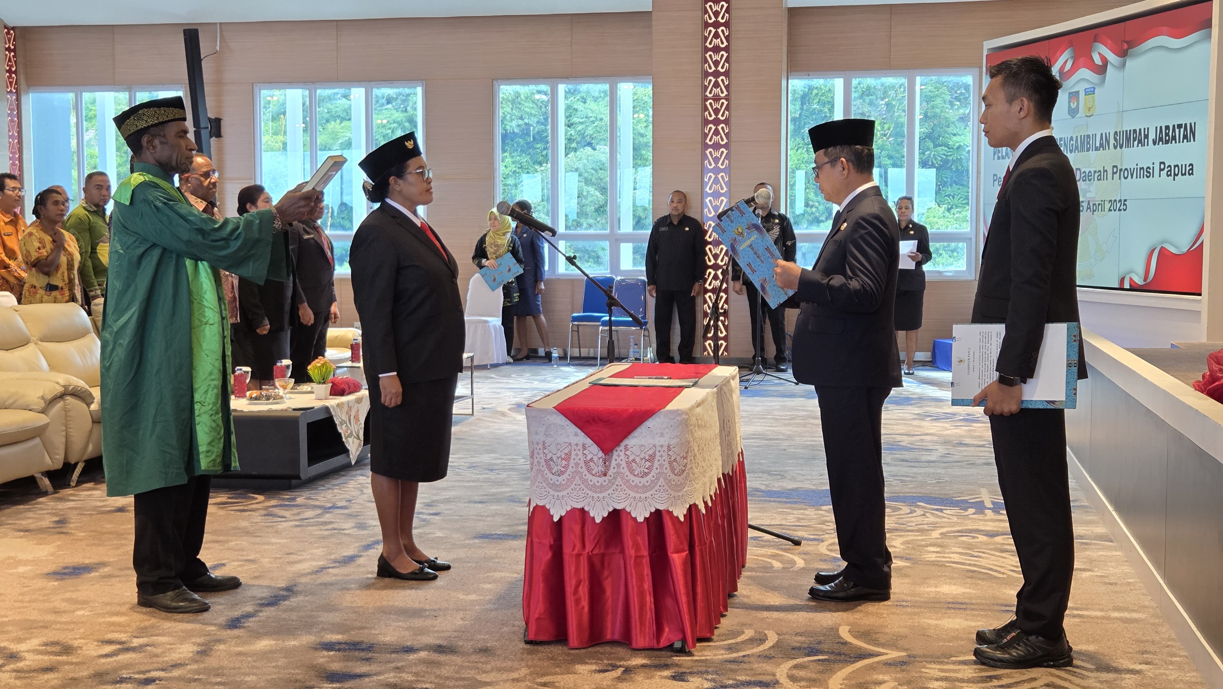 Pj Gubernur Papua Ramses Limbong Melantik Pj Sekda Papua Suzana D Wanggai  di Kantor Gubernur Papua, Jumat (25/4/2025).&nbsp; (CEPOSONLINE.COM/ELFIRA )