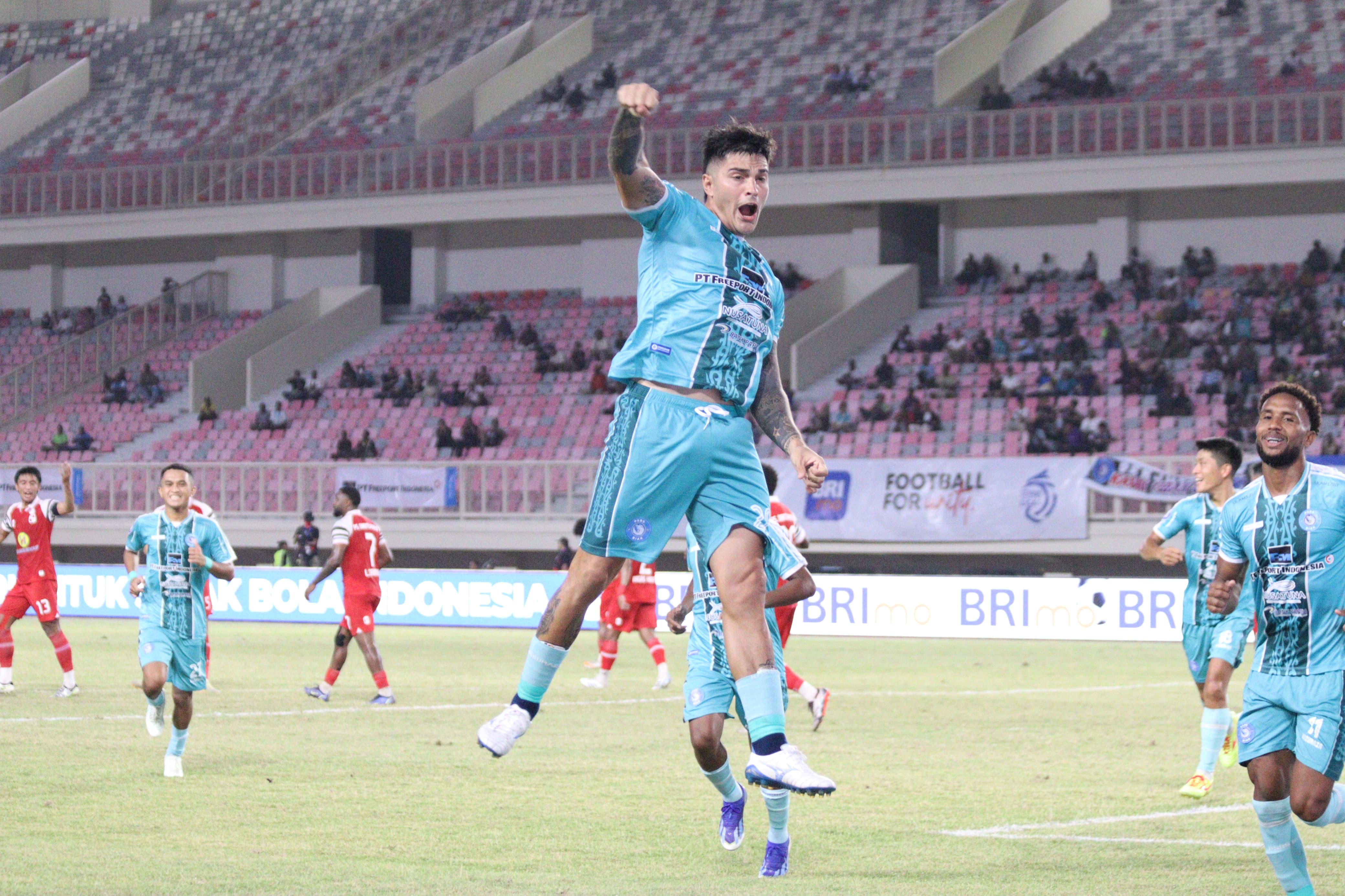 Abel Arganaraz selebrasi usai cetak gol pembuka bagi PSBS Biak melawan Barito Putera di Stadion Lukas Enembe Sentani, Jayapura, Papua, pada Sabtu 26 April 2025.