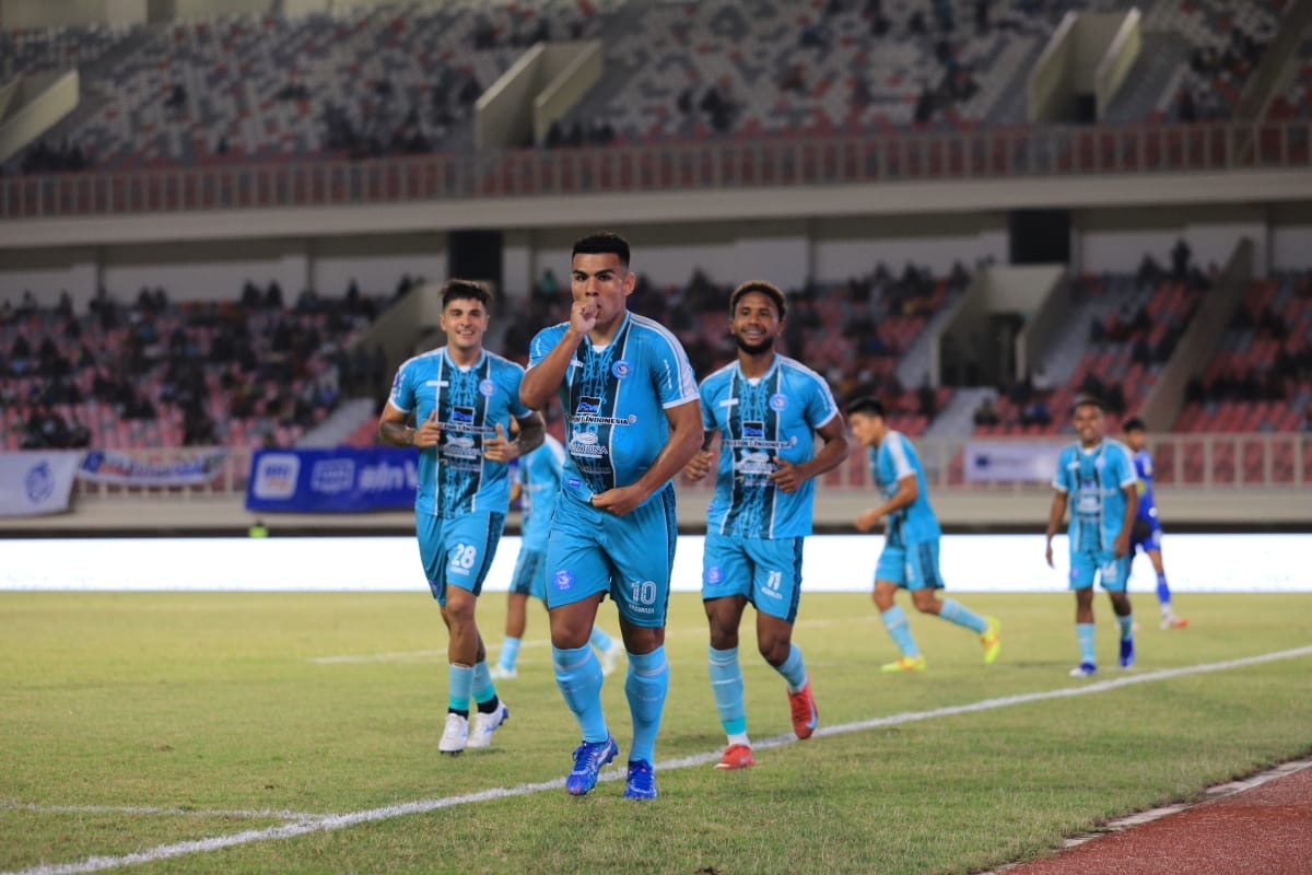 Alexsandro Perreira selebrasi usai cetak gol kedua bagi PSBS Biak melawan Barito Putera di Stadion Lukas Enembe Sentani, Jayapura, Papua, pada Sabtu 26 April 2025.