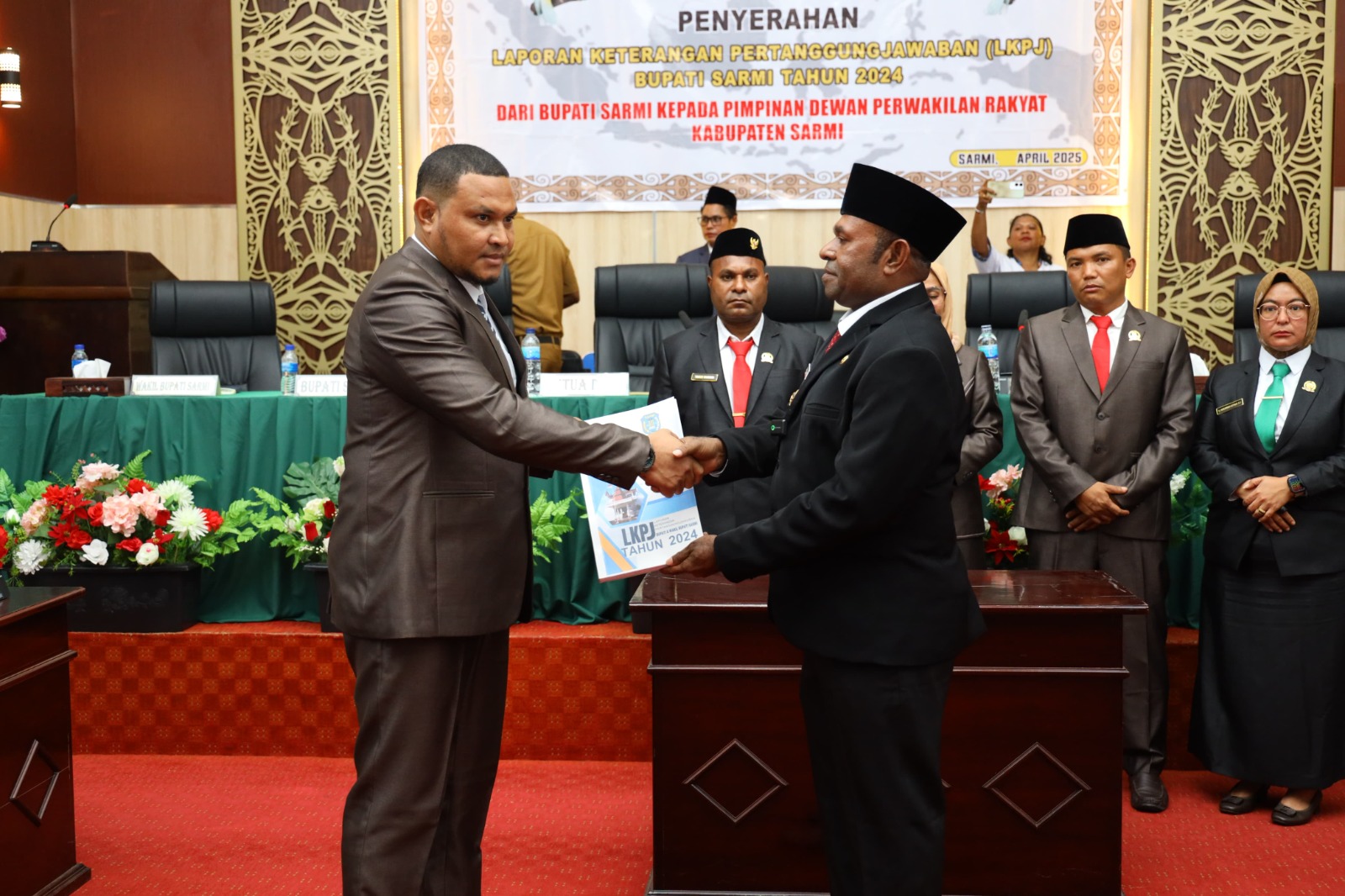 Bupati Sarmi, Dominggus Catue menyerahkan lkpj Bupati Sarmi 2024, bertempat di ruang sidang kantor DPRK Sarmi, Senin (28/4).MBOIK/Ceposonline.com