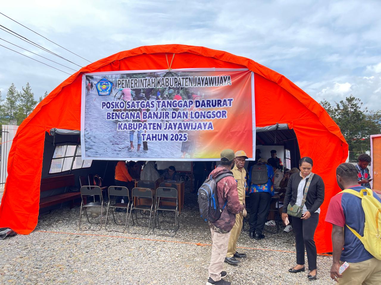 Posko Penanganan Tanggap Darurat Bencana daerah yang dibangun Pemkab Jayawijaya di halaman kantor bupati Jayawijaya sejak Minggu (27/4/2025). (Ceposonline.com/Deny Tonjau)