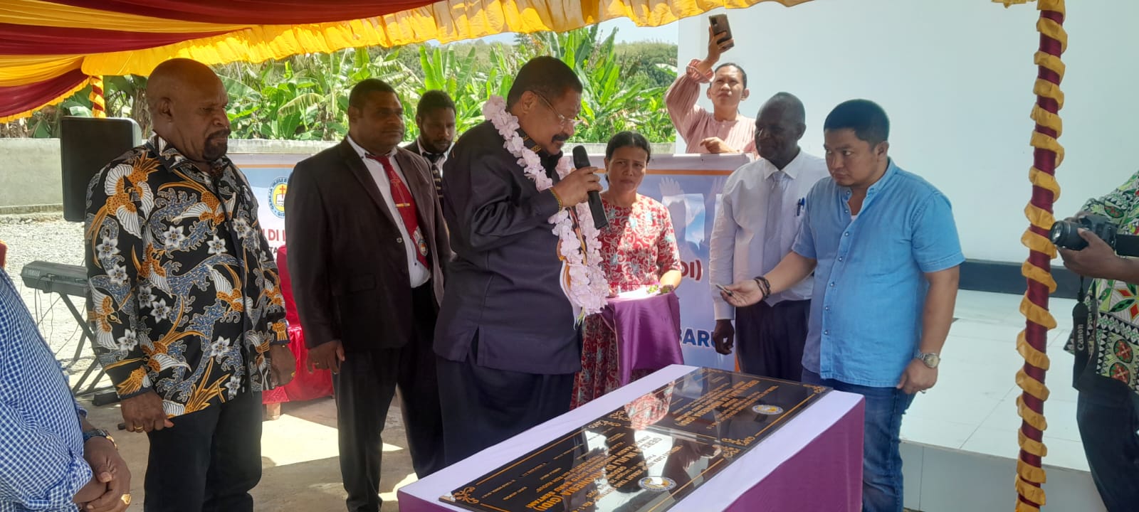 Gubernur Papua Pegunungan Dr. (HC) John Tabo, SE.,M.BA didampingi Bupati Jayapura Dr. Yunus Wonda, SH.,M.H dan Wakil Presiden Gereja GIDI Pdt. Reinhard Ohe, S.Th meresmikan Gereja GIDI