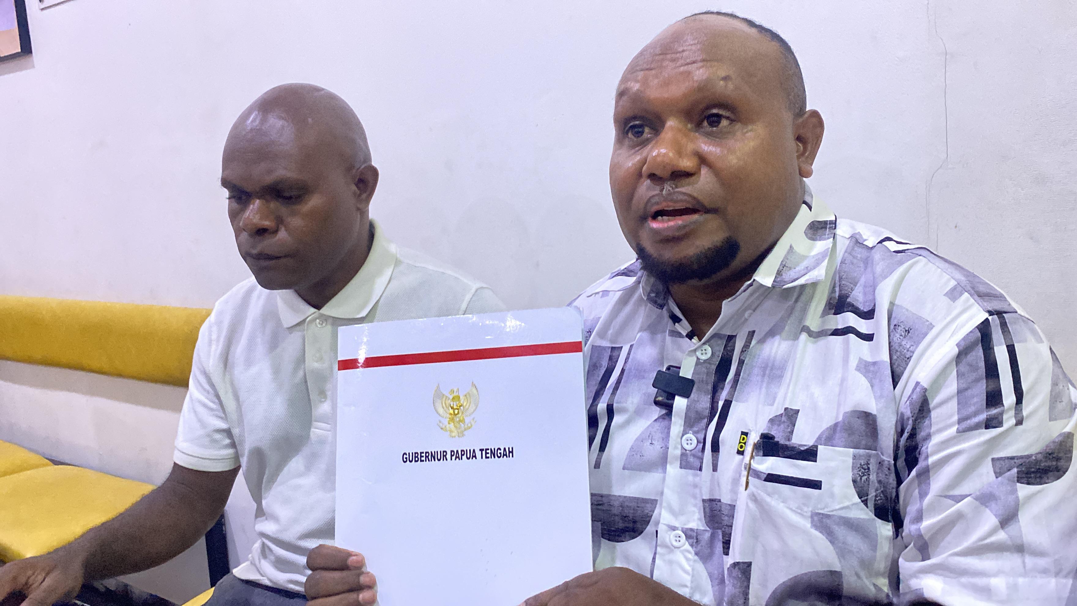Caption : Ketua KPA Papua Tengah yang baru, Frenny Anouw (Kemeja Kotak hitam putih) saat memberikan keterangan pers kepada wartawan. (CEPOSONLINE.COM/THERESIA F. TEKEGE)&nbsp;