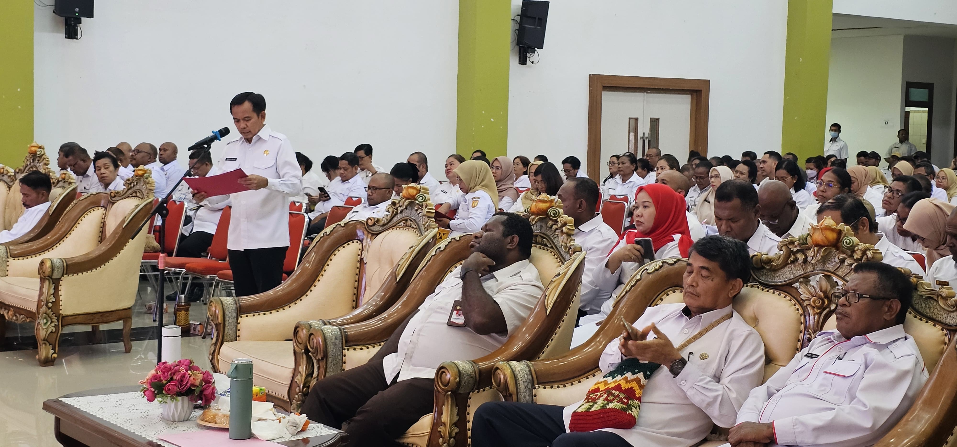 Kepala Dinas Pendidikan Kota Jayapura, Abdul Majid saat memprosentasekan program dan kegiatannya saat Monitoring Meja. (CEPOSONLINE.COM/HANS PALEN)
