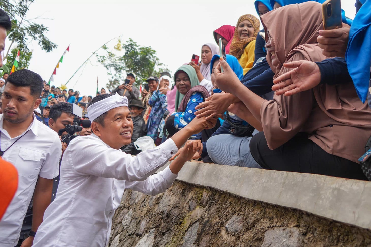 Dedi Mulyadi saat menyapa warganya di Garut pada 17 April 2025 lalu. (Foto Tim KDM)