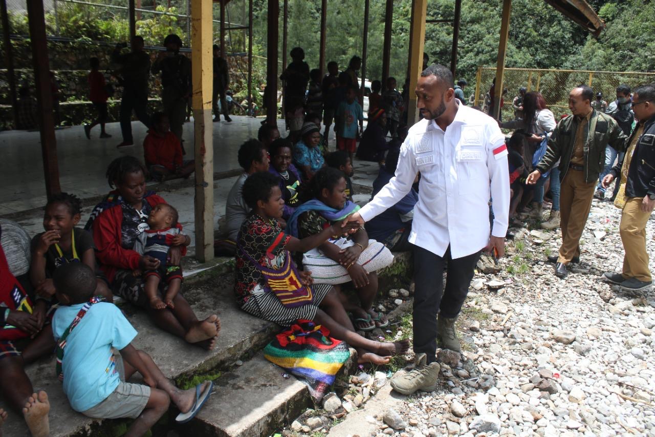 Anggota DPR RI Dapil Papua Yan Mandenas saat bertemu sapa dengan masyarakat.