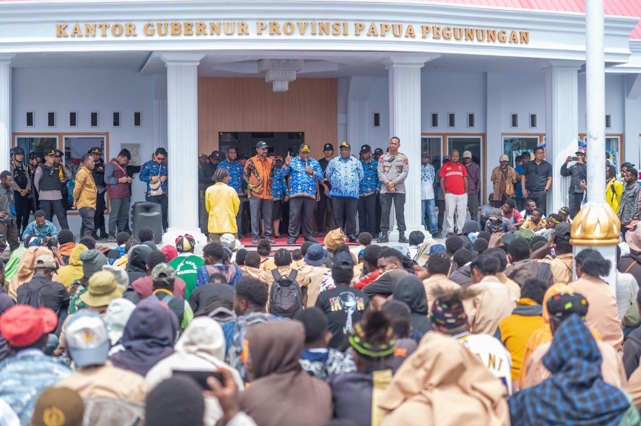 Aliansi Pelajar dan Mahasiswa Papua Pegunungan saat melakukan aksi demo di halaman kantor Gubernur Papua Pegununungan yang diterima oleh Plt sekda Wasuok D Siep. Jumat (2/5/2025).