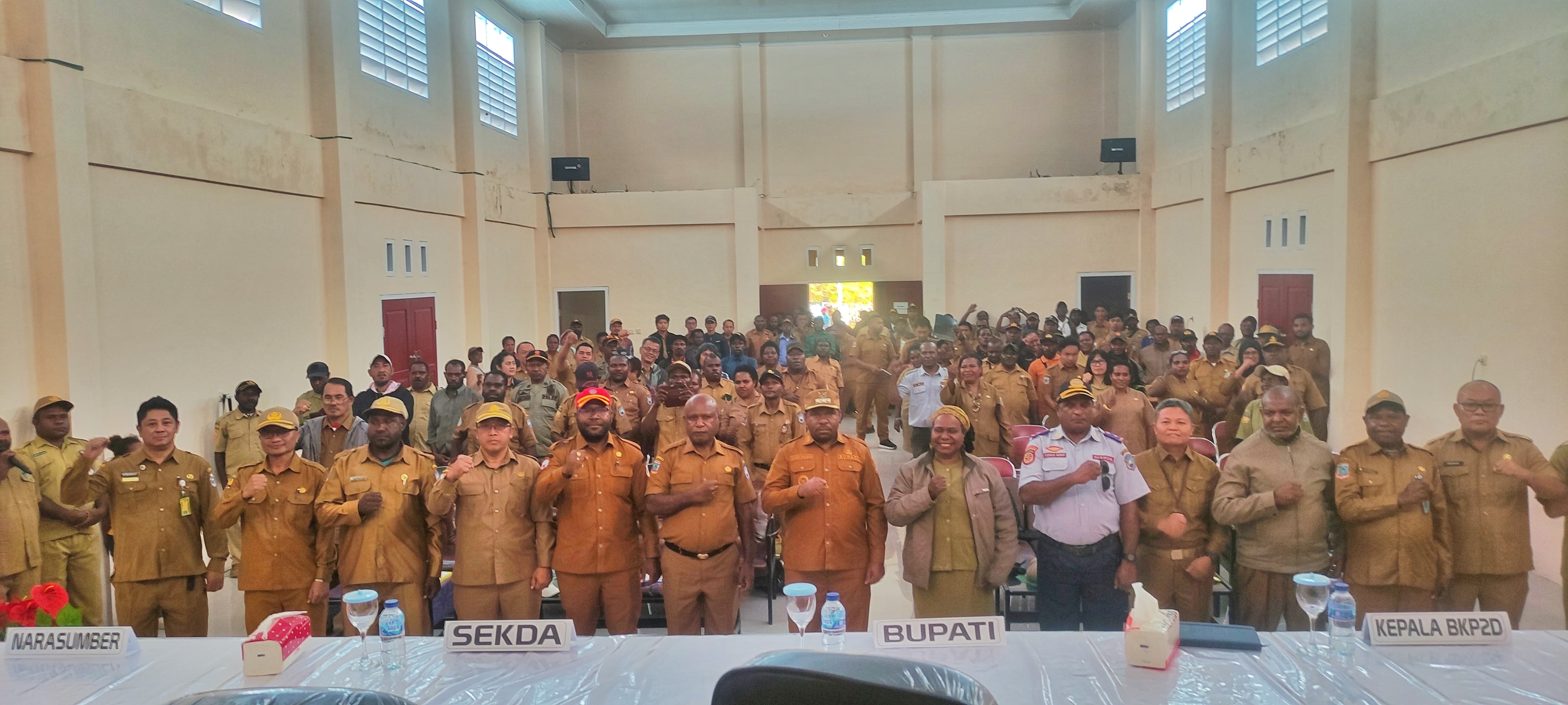 Bupati dan Wakil Bupati Intan Jaya foto bersama dengan ASN yang hadir mengikuti sosialisasi di Sugapa, Intan Jaya. (CEPOSONLINE.COM/Pemkab Intan Jaya For Cepos)