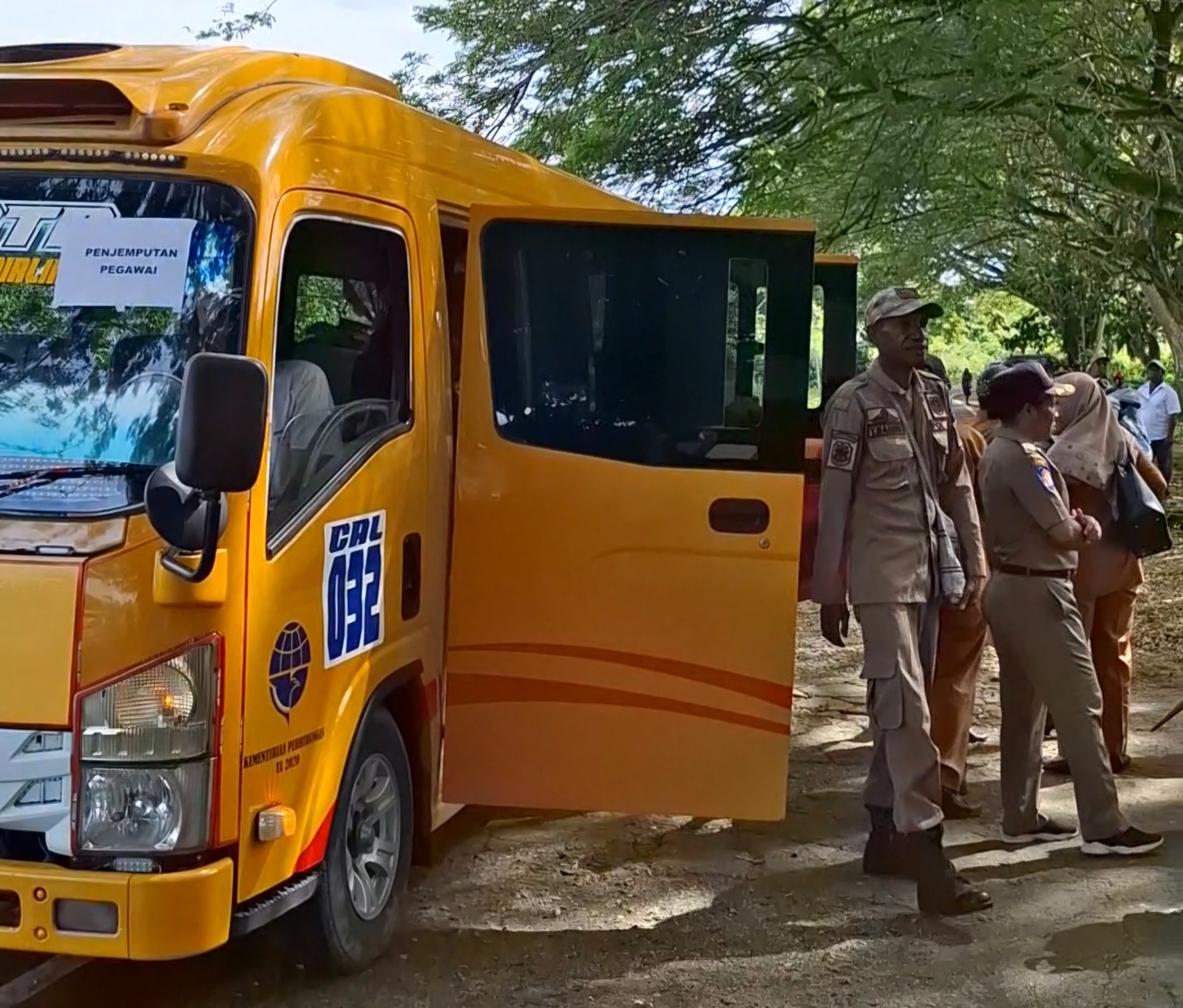 Salah satu bus Damri, terlihat sedang menurunkan ASN di sekitar komplek kantor pemerintah kabupaten Sarmi, Senin (5/5). MBOIK/Ceposonline.com
