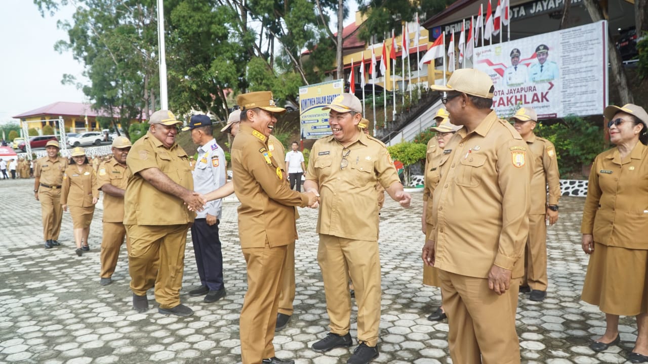 Wakil Wali Kota Jayapura, Rustan Saru saat bersalaman dengan mantan Kadis PU Kota Jayapura, Nofdy Rampi usai apel di Kantor Wali Kota, Senin (5/5/2025) (CEPOSONLINE.COM/HANS PALEN)