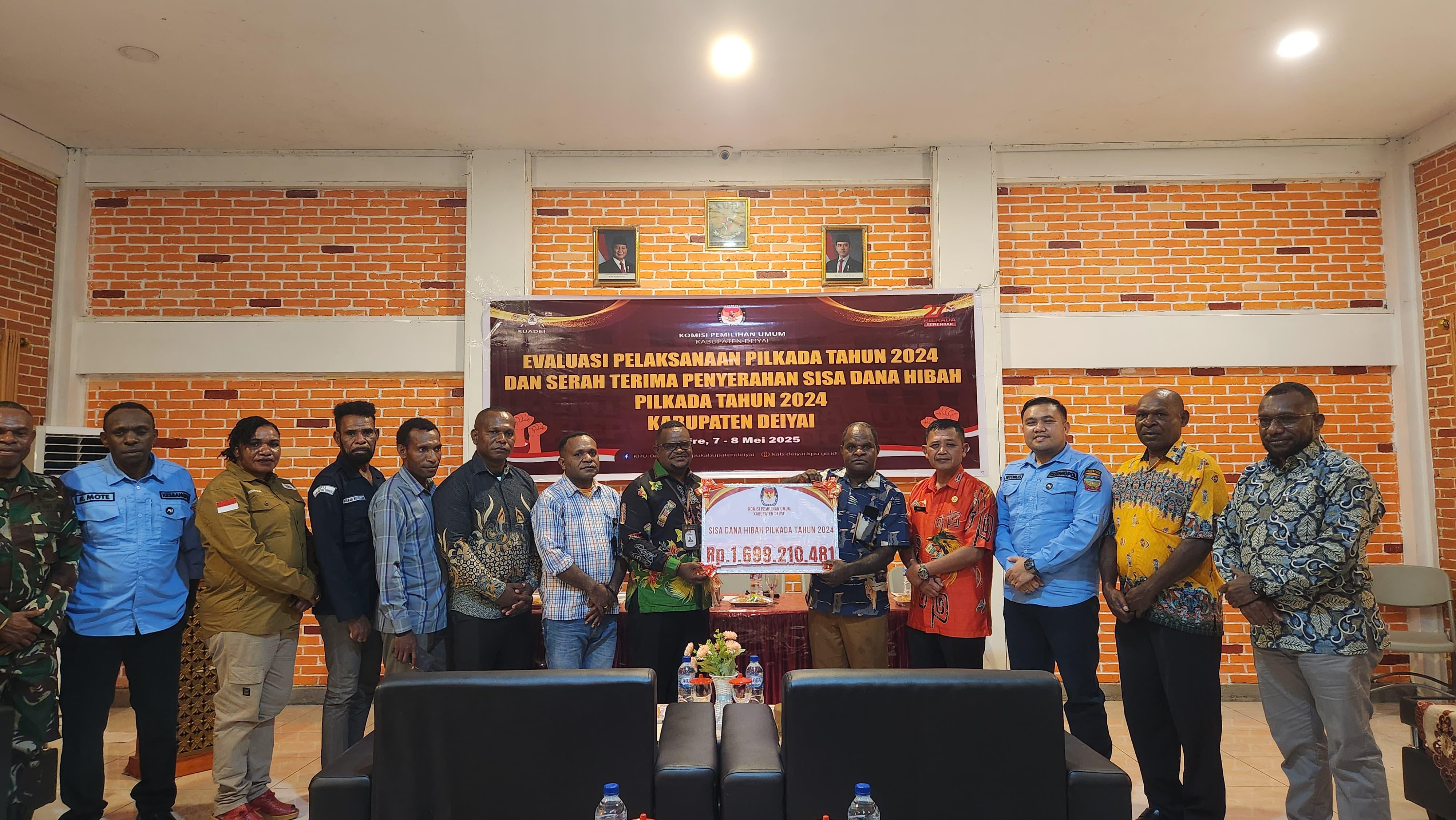 Ketua KPU Deiyai saat menyerahkan secara simbolis sisa dana hibah Pilkada tahun 2024 disaksikan seluruh Komisioner KPU Deiyai, Perwakilan KPU Provinsi, OPD terkait, Perwakilan TNI/POLRI.