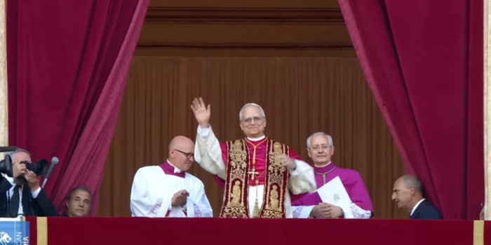 Paus terpilih, Leo XIV memberi salam pada ribuan umat Katolik di Lapangan Santo Petrus. (Vatican News)