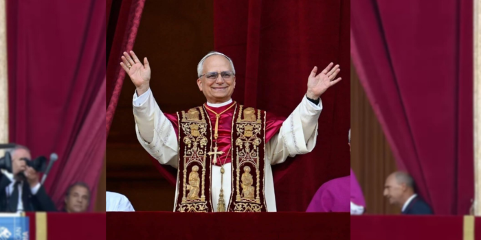 Pope Leo XIV saat berada di balkon St. Peter