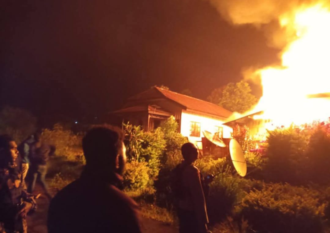 Kondisi salah satu rumah yang dibakar orang tak dikenal (OTK) di Distrik Mulia, Puncak Jaya, Minggu (11/5/2025). (CEPOSONLINE.COM/HUMAS POLRES PUNCAK JAYA)