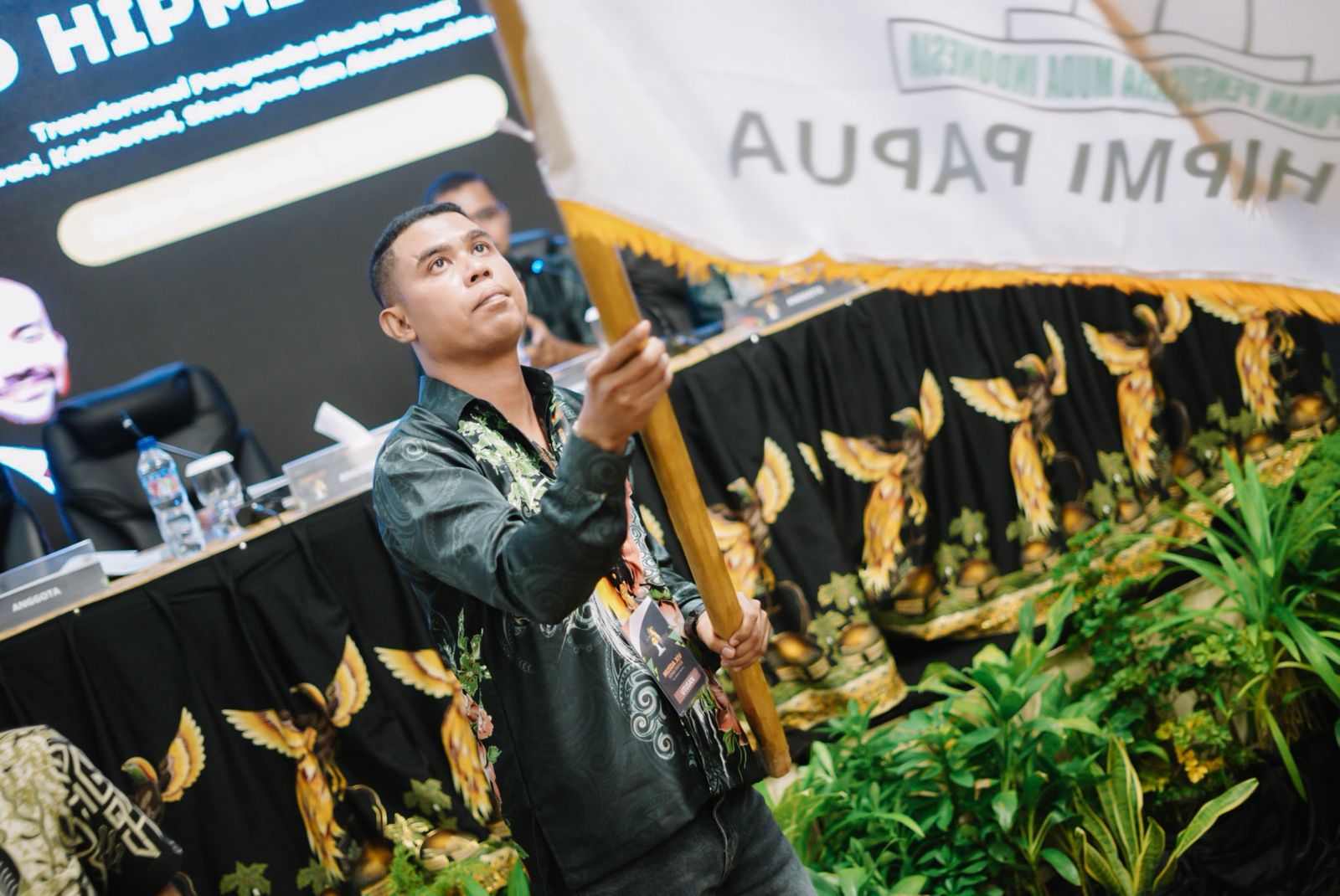 Supriadi Laling mengibarkan pataka usai terpilih.