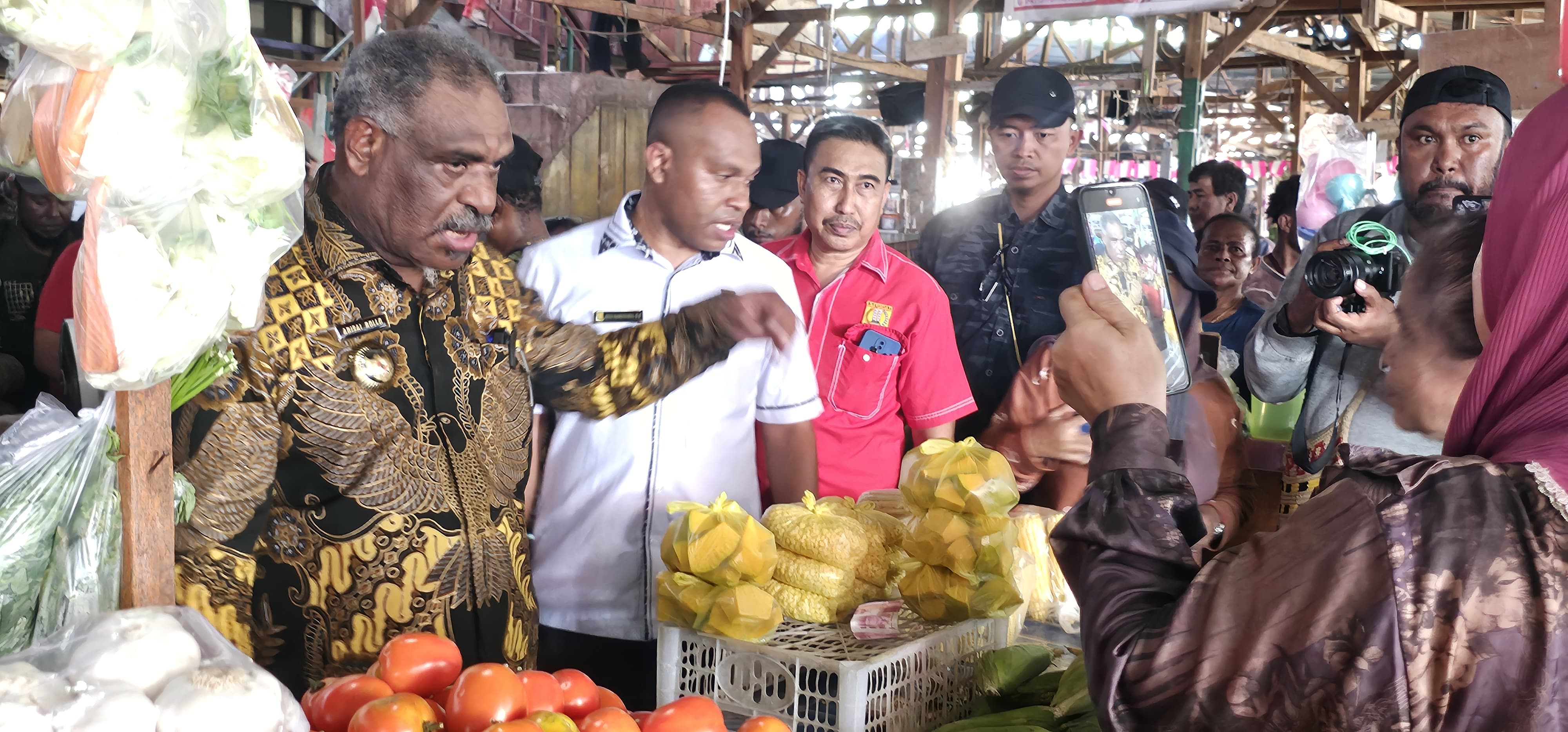 Wali Kota Jayapura, Abisai Rollo saat melakukan sidak di Pasar Hamadi belum lama ini. (CEPOSONLINE.COM/HANS PALEN)