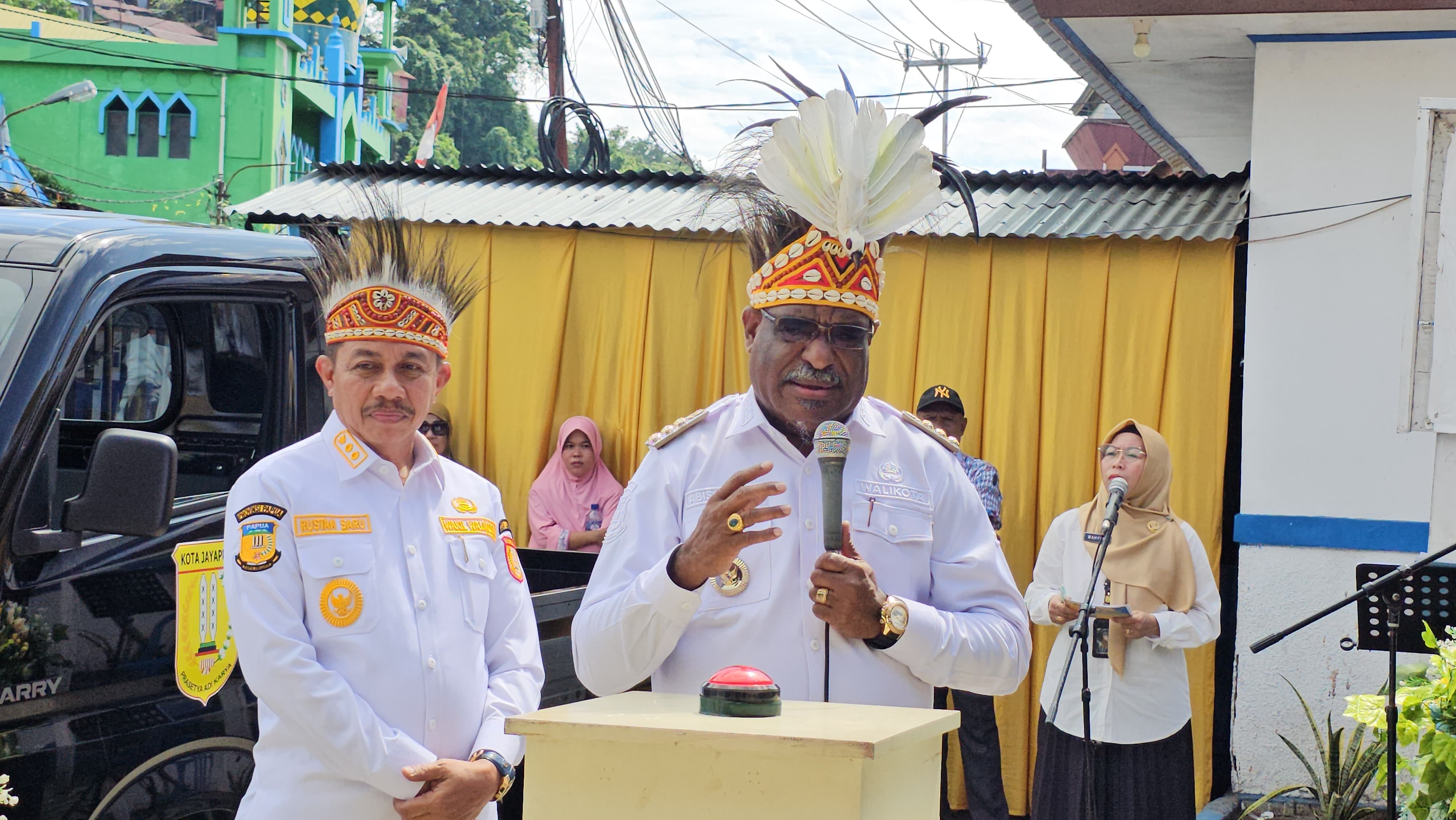 Wali Kota Jayapura, Abisai Rollo didampingi Wakil Wali Kota, H.Rustan Saru pada launching pelayanan administrasi kependudukan dan tim kebersihan kuning biru di Kantor Kelurahan Hamadi, Rabu (14/5/25)