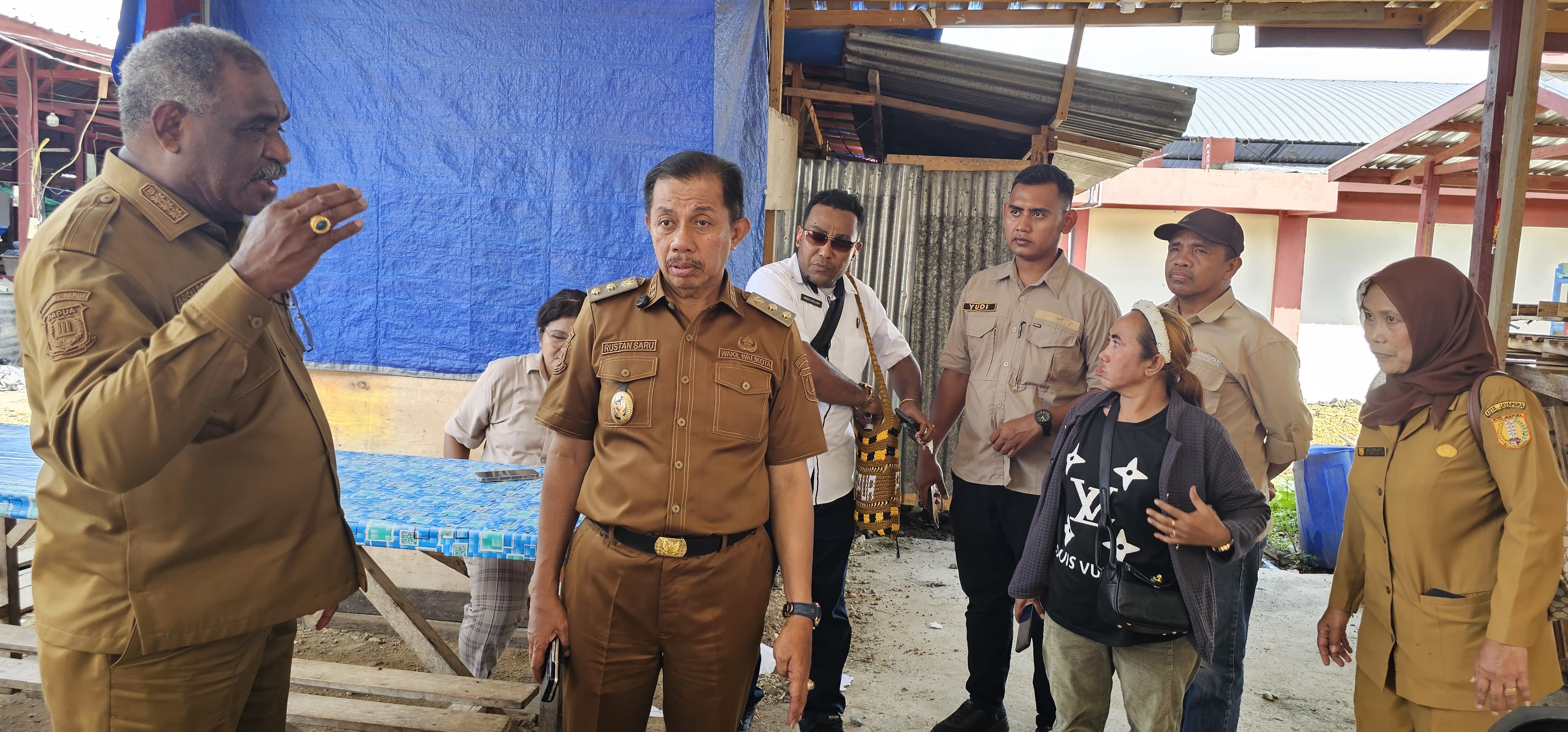 Wali Kota Jayapura, Abisai Rollo saat melakukan sidak di Pasar Otonom belum lama ini. (CEPOSONLINE.COM/HANS PALEN)