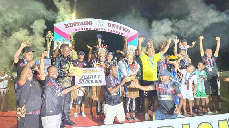 Bupati Nabire, Mesak Magai saat menyerahkan piala kepada tim All Star Nabire. (CEPOSONLINE.COM/THERESIA F. TEKEGE)